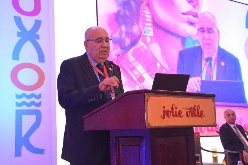 رئيس مؤتمر «أورام أسيوط» يحذر: الصداع أحد دلالات الإصابة بـ«سرطان المخ»