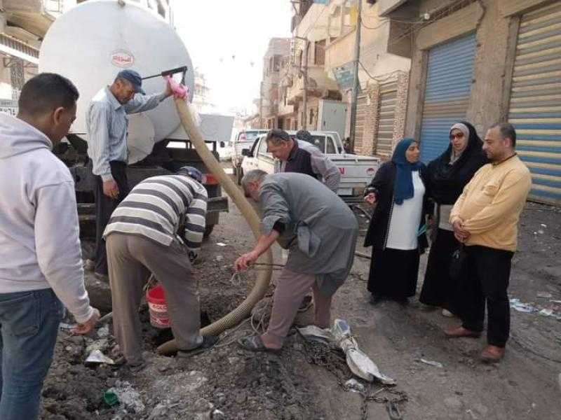 في استجابه فوريه شبكه يتابع صيانة انسداد خطوط الصرف الصحي بقرية دنجواي