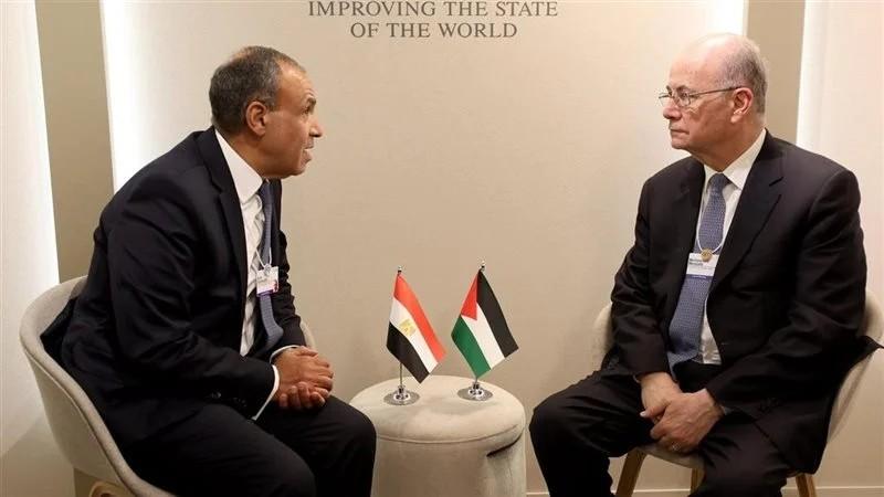 انتهاكات في الضفة وغزة.. تفاصيل لقاء رئيس الوزراء الفلسطيني ووزير الخارجية